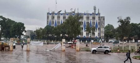 Entrée principale du stade 20 000 places, en face de l'immeuble de SOCATEL à Bangui. Photo prise le 16 mars 2023 après une pluie
