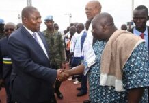Le Président Faustin Archange Touadera, lors de son retour de Yaoundé, le 18 mars 2023, à l'aéroport de Bangui Mpoko en train de saluer son beau frère avec une serviette sale remplie de sueur sur les épaules