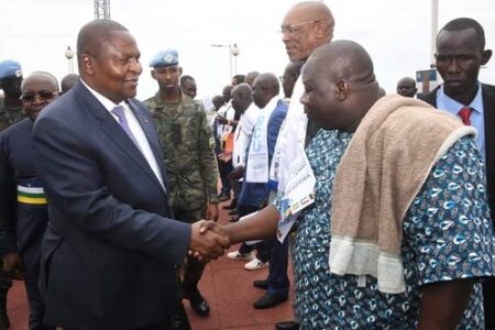 Le Président Faustin Archange Touadera, lors de son retour de Yaoundé, le 18 mars 2023, à l'aéroport de Bangui Mpoko en train de saluer son beau frère avec une serviette sale remplie de sueur sur les épaules