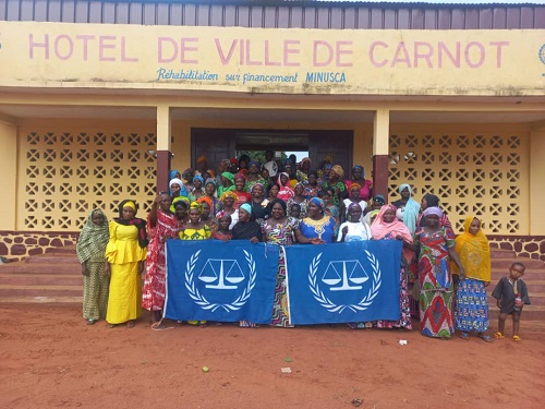 Photo de famille des femmes de la ville après une séance d'information par l'équipe de la Cour pénale internationale à la Mairie de Carnot