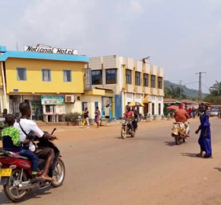 Circulation devant National Hôtel à Sica-Bangui. CopyrightCNC