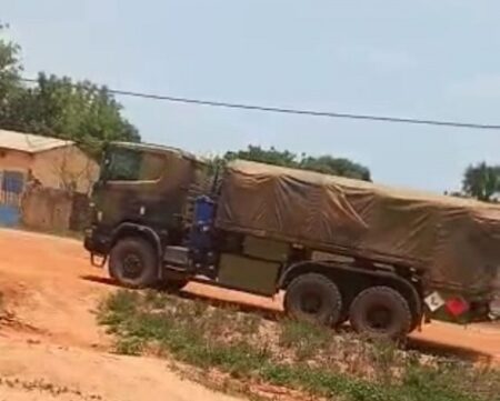 Un camion des militaires français en mouvement à Goré au sud du Tchad
