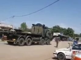 Un camion remorque militaire de l'armée française a Goré au sud du Tchad