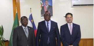 (de gauche à droite) : Le Sous-Directeur général de la FAO et Représentant régional pour l'Afrique, M. Abebe Haile-Gabriel, le Premier ministre de la République centrafricaine, M. Felix Moloua, et le Représentant ad interim de la FAO en République centrafricaine, M. Walter de Oliveira, à Bangui.