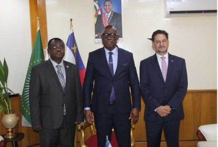 (de gauche à droite) : Le Sous-Directeur général de la FAO et Représentant régional pour l'Afrique, M. Abebe Haile-Gabriel, le Premier ministre de la République centrafricaine, M. Felix Moloua, et le Représentant ad interim de la FAO en République centrafricaine, M. Walter de Oliveira, à Bangui.