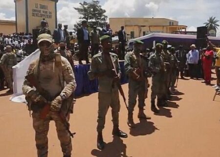 Des mercenaires masqués du groupe Wagner, ainsi que des agents de sécurité de la garde présidentielle, prennent la garde lors d'un événement alors que le président de la République centrafricaine Faustin Archange Touadera
