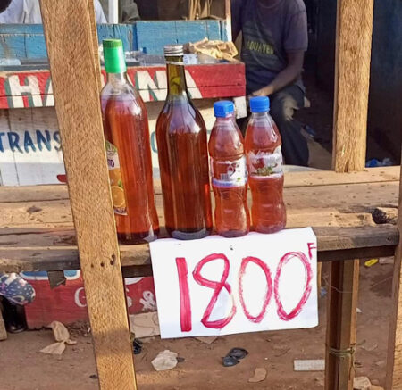 Étale de vente de carburant de contrebande aux abords d'une rue de la capitale Bangui en RCA