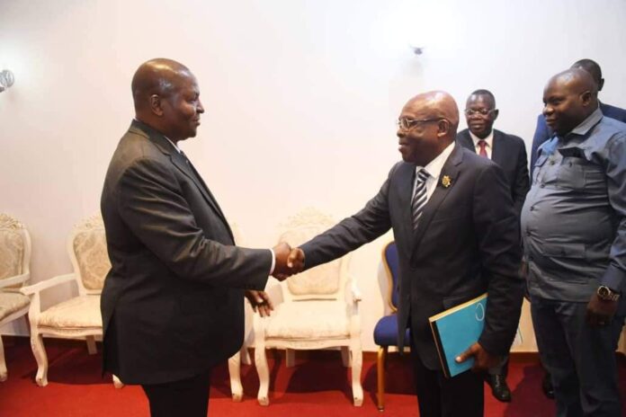 Faustin Archange Touadera et Nalké Doroko un des leaders de l’opposition démocratique constructive reçus au palais de la Renaissance Faustin-Archange-Touadera-et-Nalke-Doroko-un-des-leaders-de-lopposition-democratique-constructive-recus-au-palais-de-la-Renaissance L’Impasse Politique en RCA dans la contradiction Institutionnelle et de la démocratie.