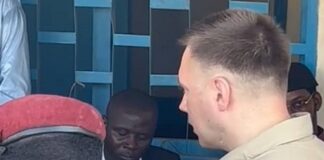 Le mercenaire maghrébin de la société de mercenariat russe en mission d'apaisement dans le quartier Km5 à Bangui