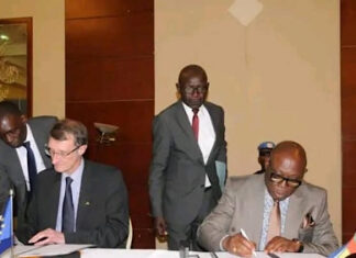 Le premier ministre centrafricain, Félix Moloua et le chef de délégation de l’Union européenne, Douglas Darius Carpenter ont signé le 10 mai 2023, quatre