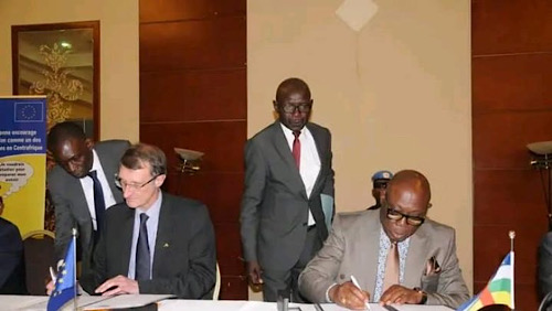 Le premier ministre centrafricain, Félix Moloua et le chef de délégation de l’Union européenne, Douglas Darius Carpenter ont signé le 10 mai 2023, quatre