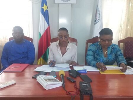 Madame Nadine Kossi présidente de l'Association Action Solidaire au milieu, à droite madame Gabriella Adeyemo vice-présidente de l'Association Action Solidaire