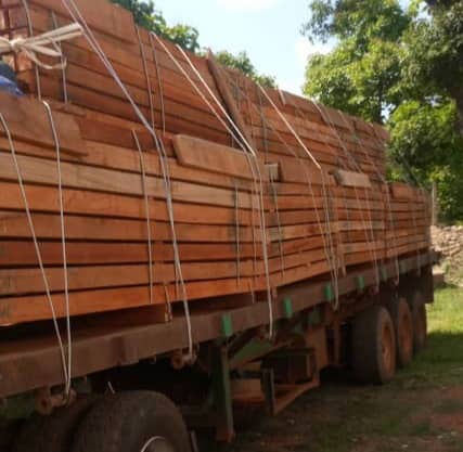 Un camion chargé des planches des mercenaires de Wagner garé au camp militaire de Kassaï à Bangui. CopyrightCNC