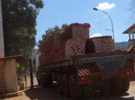 Un des camions de mercenaires de Wagner transportant des bois scellés frauduleusement entrant dans son parking au camp militaire de Kassaï à Bangui