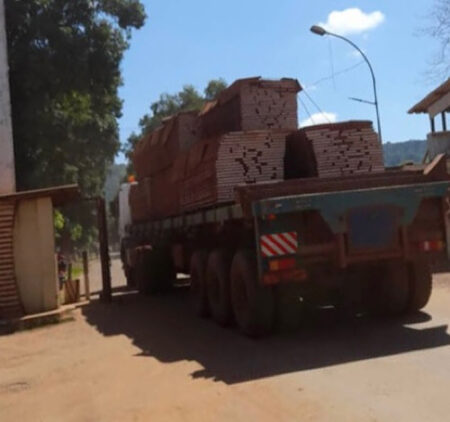 Un des camions de mercenaires de Wagner transportant des bois scellés frauduleusement entrant dans son parking au camp militaire de Kassaï à Bangui