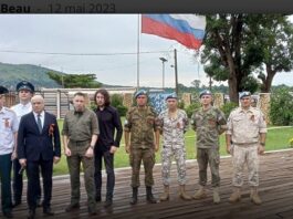 Voici une belle photo de famille qui réunit  l’ambassadeur de Russie, les Russes de la Minusca et les mercenaires de la société Wagner, illustrant l'article sur Corbeau News, le dernier cauchemar des Wagner en Centrafrique