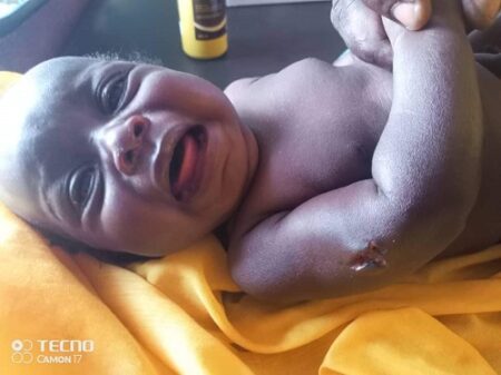 Le bébé, dont la mère a été tuée proche de la ville d'Obo par des hommes armés non identifiés