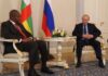 Le Président centrafricain Faustin Archange Touadera et son homologue russe Vladimir Poutine, lors d'une audience à Moscou