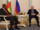 Le Président centrafricain Faustin Archange Touadera et son homologue russe Vladimir Poutine, lors d'une audience à Moscou