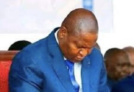 Le Président centrafricain Faustin Archange Touadera entrain de faire la prière pour son régime en faillite