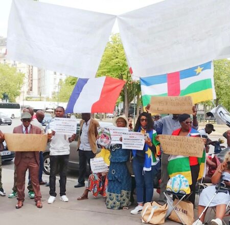 Lors de la manifestation à Paris contre le projet de la nouvelle constitution de Touadera à Paris