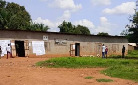 École Ngola, un centre de bureau de vote référendaire à 15h 05mn