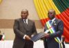 Remise du projet de la nouvelle constitution par le Président Touadera à son directeur national de campagne Évariste Ngamana dans l'hémicycle de l'assemblée