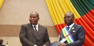 Remise du projet de la nouvelle constitution par le Président Touadera à son directeur national de campagne Évariste Ngamana dans l'hémicycle de l'assemblée