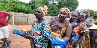 Distribution de Savon et Pagnes aux femmes pauvres de la RCA par le putschiste de Bangui, Faustin Archange Touadera, Symboles d'un Leadership Défaillant