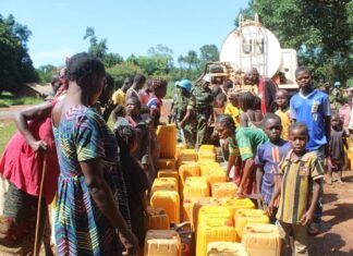 Le contingent burundais distribue de l'eau potable à la population de Galafondo