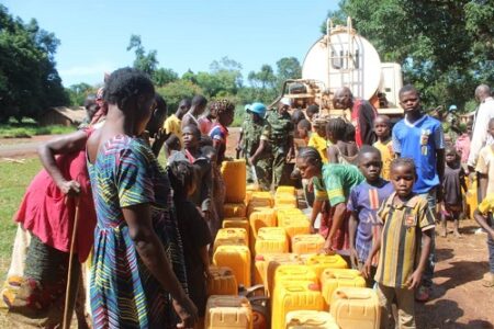 Le contingent burundais distribue de l'eau potable à la population de Galafondo