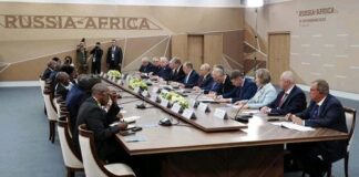 Le président russe, Vladimir Poutine, et la délégation du Mozambique et son président, Filipe Nyusi, lors du sommet Russie-Afrique, à Saint-Pétersbourg
