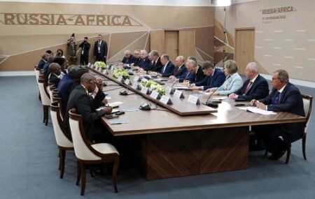 Le président russe, Vladimir Poutine, et la délégation du Mozambique et son président, Filipe Nyusi, lors du sommet Russie-Afrique, à Saint-Pétersbourg
