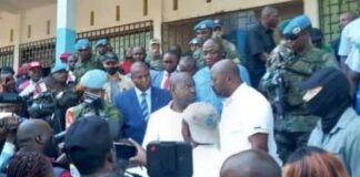 Les deux bagarreurs en chemises blanches à côté du président Touadera, Wilfried Sébiro et à droite Jules Ndjawé