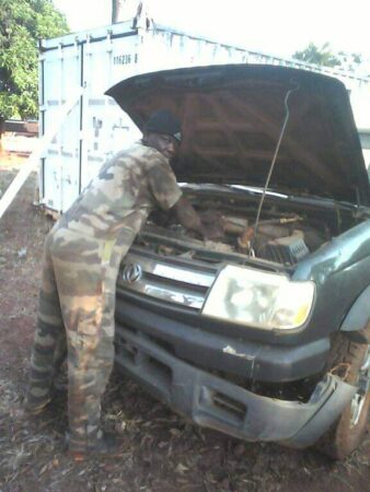 Le pillage des pièces des véhicules de l'armée nationale dans la base des FACA à Obo