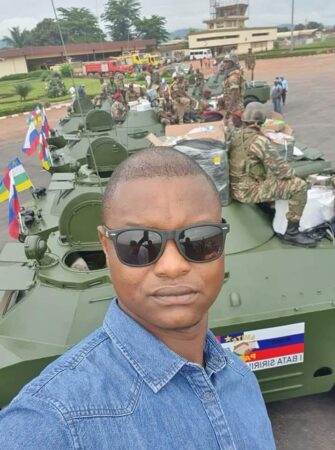 Marcelin Ndassira Remade devant le char des mercenaires russes à Bangui lors d'une marche de soutien aux mercenaires russes de Wagner à Bangui