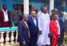 Timoléon Mbaïkoua et les autres leaders des partis politiques de la plateforme Bé-Oko au siège du parti au pouvoir le MCU dans le 5ème arrondissement de