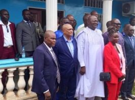 Timoléon Mbaïkoua et les autres leaders des partis politiques de la plateforme Bé-Oko au siège du parti au pouvoir le MCU dans le 5ème arrondissement de