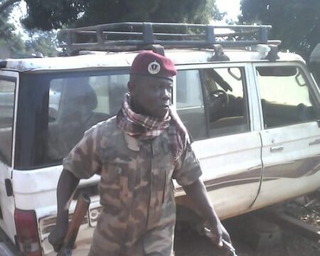 Un soldats FACA en train de vérifier le moteur d'un véhicule de l'armée nationale à Obo