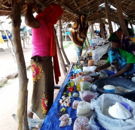 Deux clientes dans le marché central de M'Boki. CopyrightaCNC