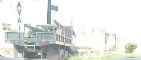 Le camion militaire percutant le monument à l'entrée du camp De Roux à Bangui