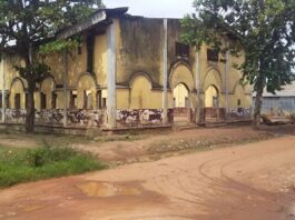 Dans le quartier Gbayadombia, au KM5, non loin de l'église baptiste du secteur, à 20 mètres de la résidence où les braqueurs ont commis leur forfait
