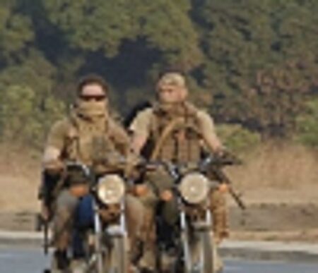 Deux mercenaires du groupe Wagner sur deux motos sur la route de Bouar