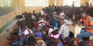Les élèves du lycée de Fatima à Bangui dans la salle des classes prenant les cours