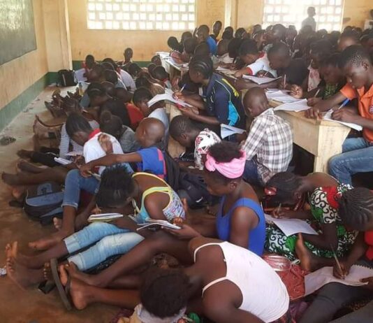 Les élèves du lycée de Fatima à Bangui dans la salle des classes prenant les cours