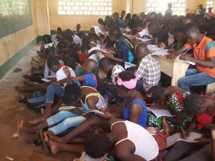 Les élèves du lycée de Fatima à Bangui dans la salle des classes prenant les cours FB_IMG_1699550295656 Élysée Nguemalé, Coordonnateur de l'OGDC, dénonce la mauvaise gouvernance et la dégradation de l'unité nationale en RCA