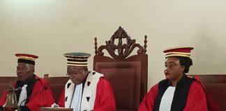 Le magistrat Jacques Ouakara, président de la cour entouré par deux membres de ladite cour