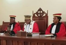 Le président de la cour délibère le verdict d'un procès