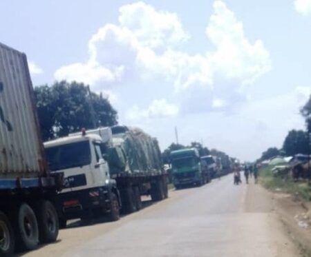 Les camion des marchandises stationnant aux abords du complexe administratifs de vBéloko, à la frontière de la RCA avec le Cameroun