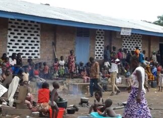 Les déplacés du village Gbakassa actuellement à Bimon sur la route de Mbaïki